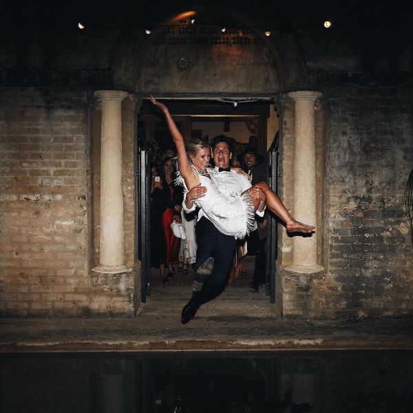 新娘和新郎在游泳池里跳