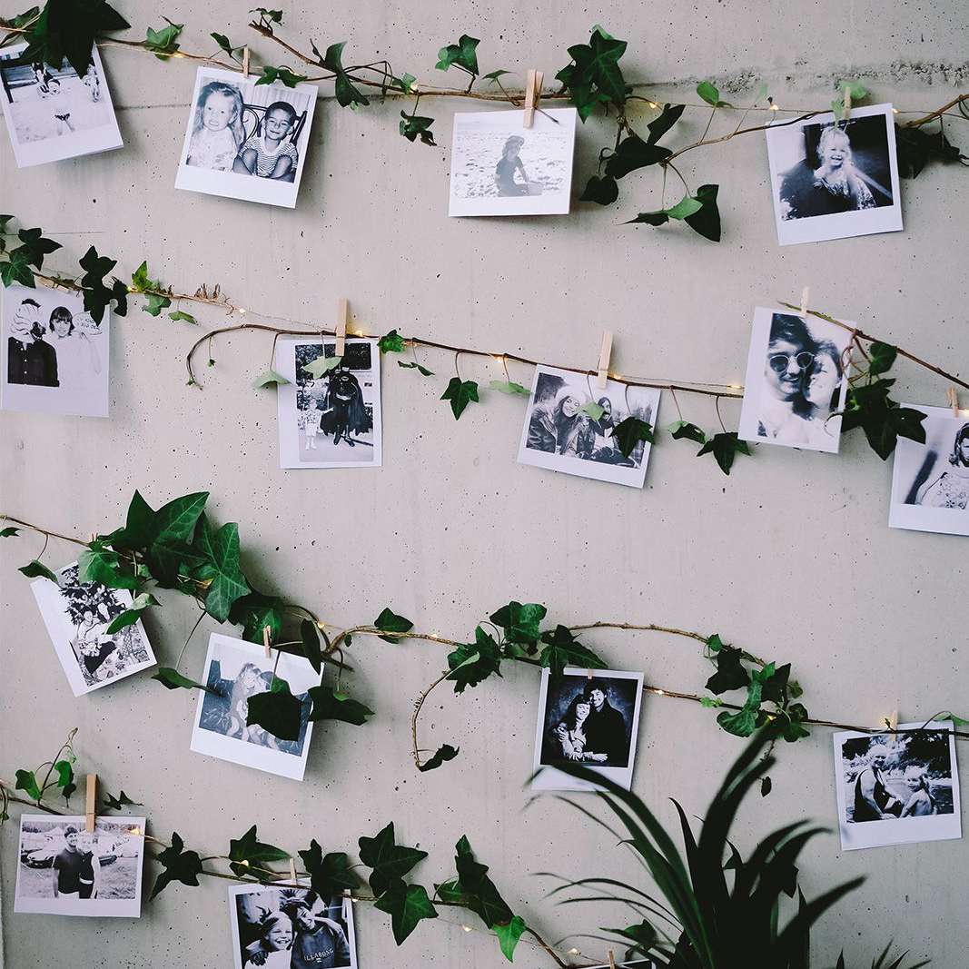 照片墙上的新婚夫妇还是孩子