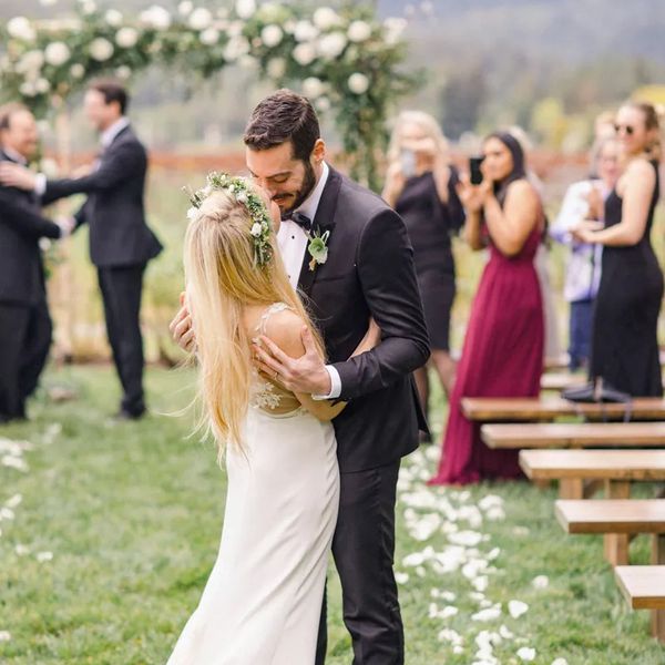 新娘穿着碎花冠新郎接吻