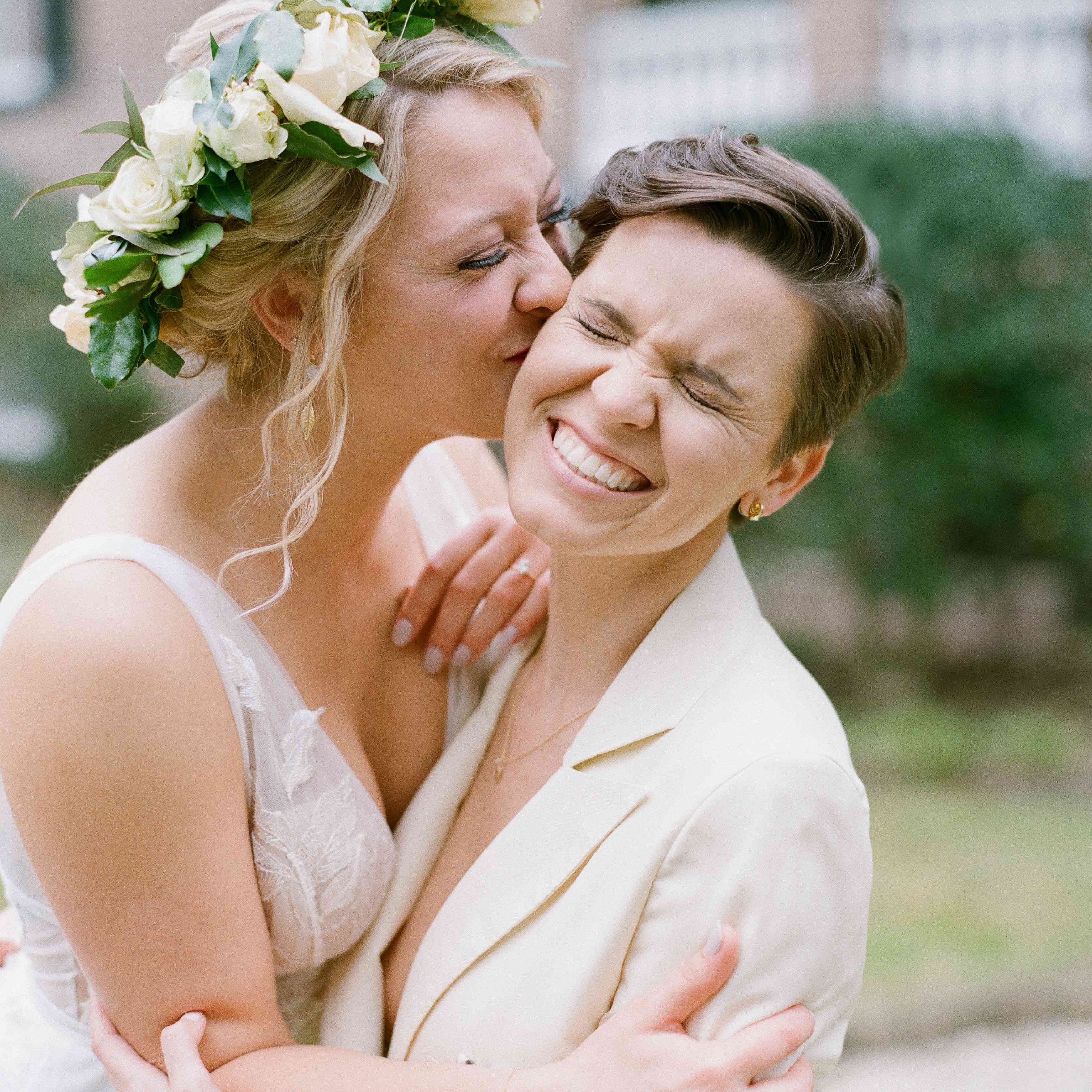 亲吻她的妻子的新娘在面颊