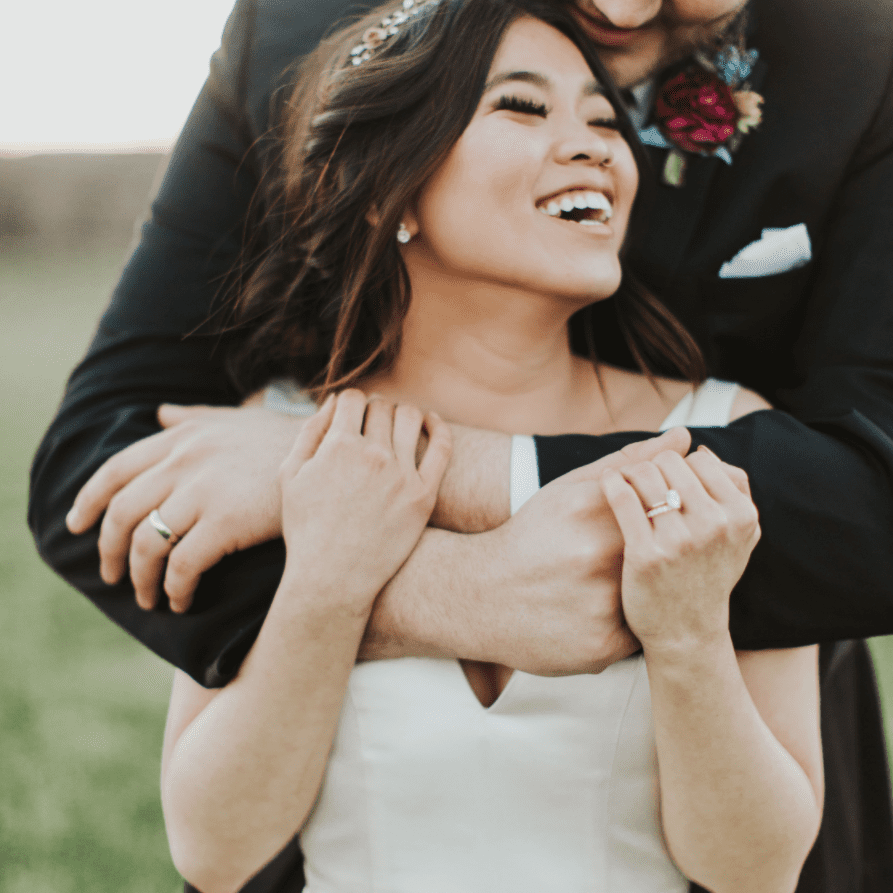 新婚夫妇微笑着