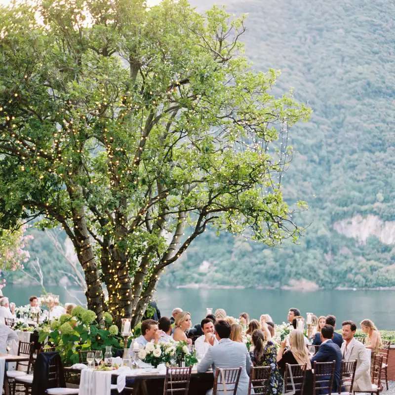 坐在婚礼晚餐的客人