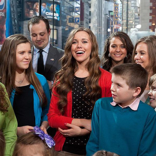 2014年3月11日，Duggar一家在纽约时代广场的H&M工作室参观Extra。