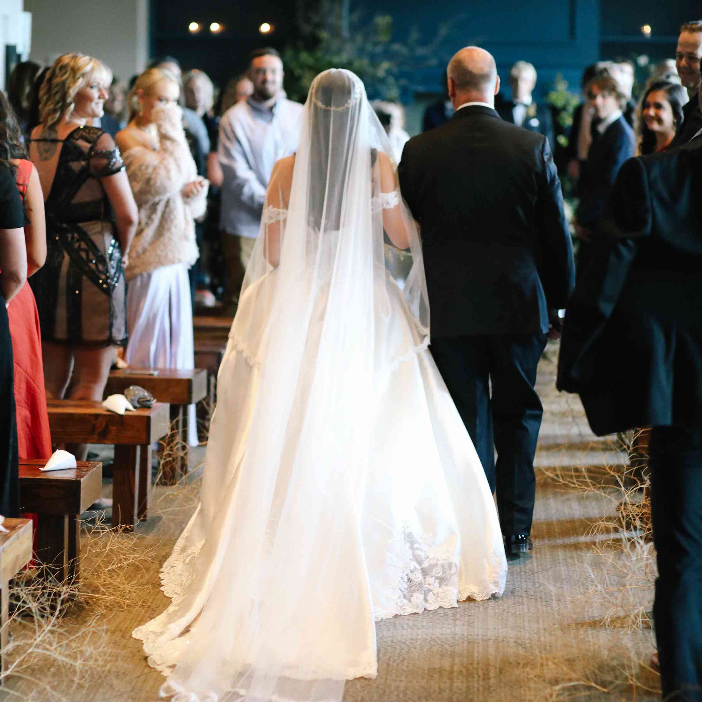 萨凡纳和赖克婚礼，新娘走的过道“class=