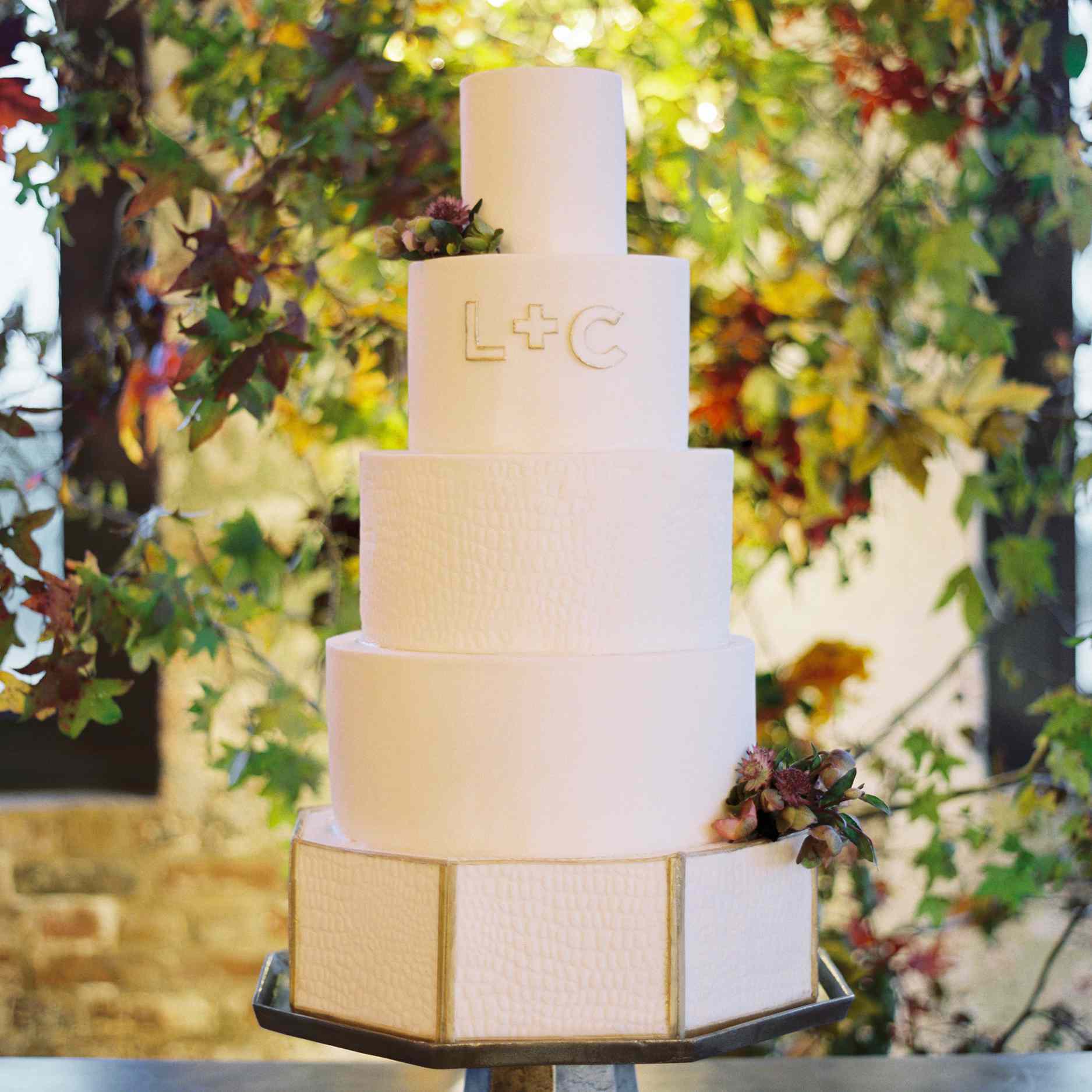 压花的婚礼蛋糕