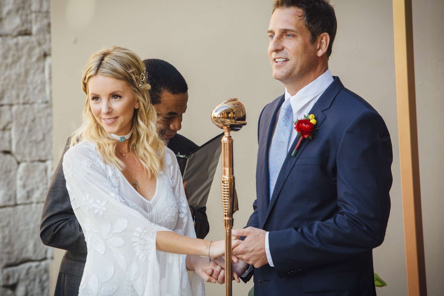 新娘和新郎手牵着手