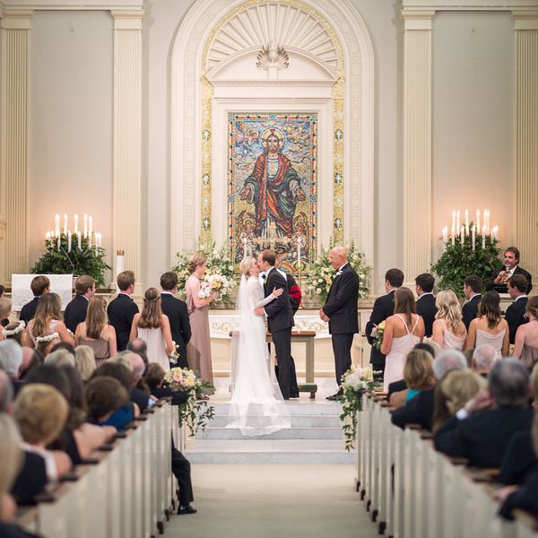 情侣在教堂仪式上接吻