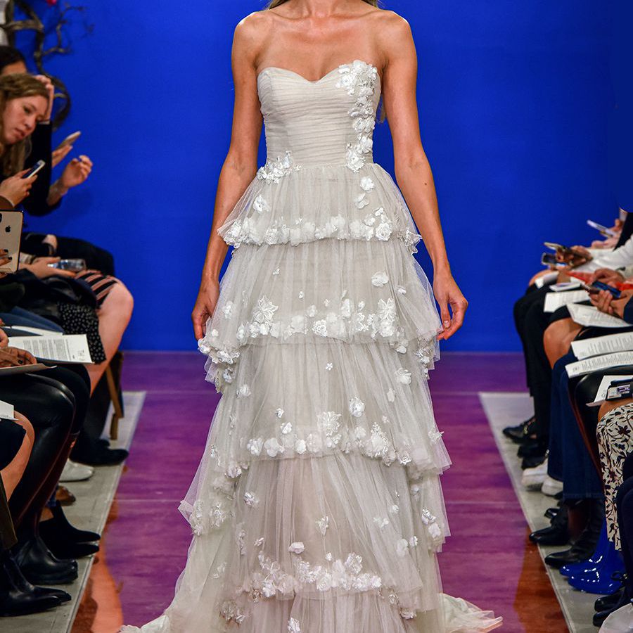 跑道模型在无肩带多层薄纱球褂子与花卉贴花