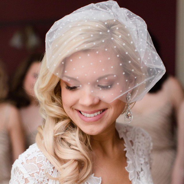 白肤金发的新娘佩带的波尔卡圆点面纱