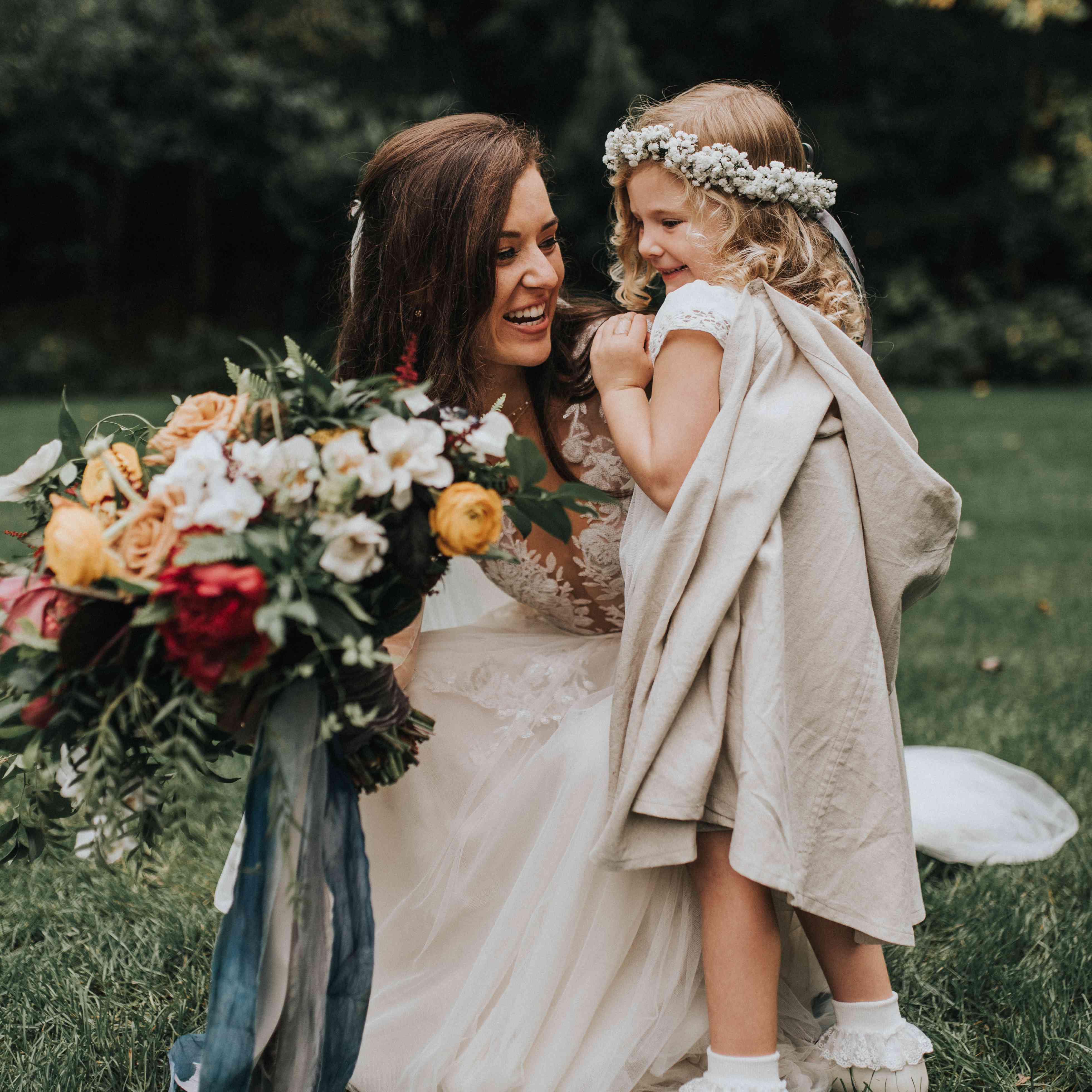 个性化的密歇根婚礼，新娘与花童