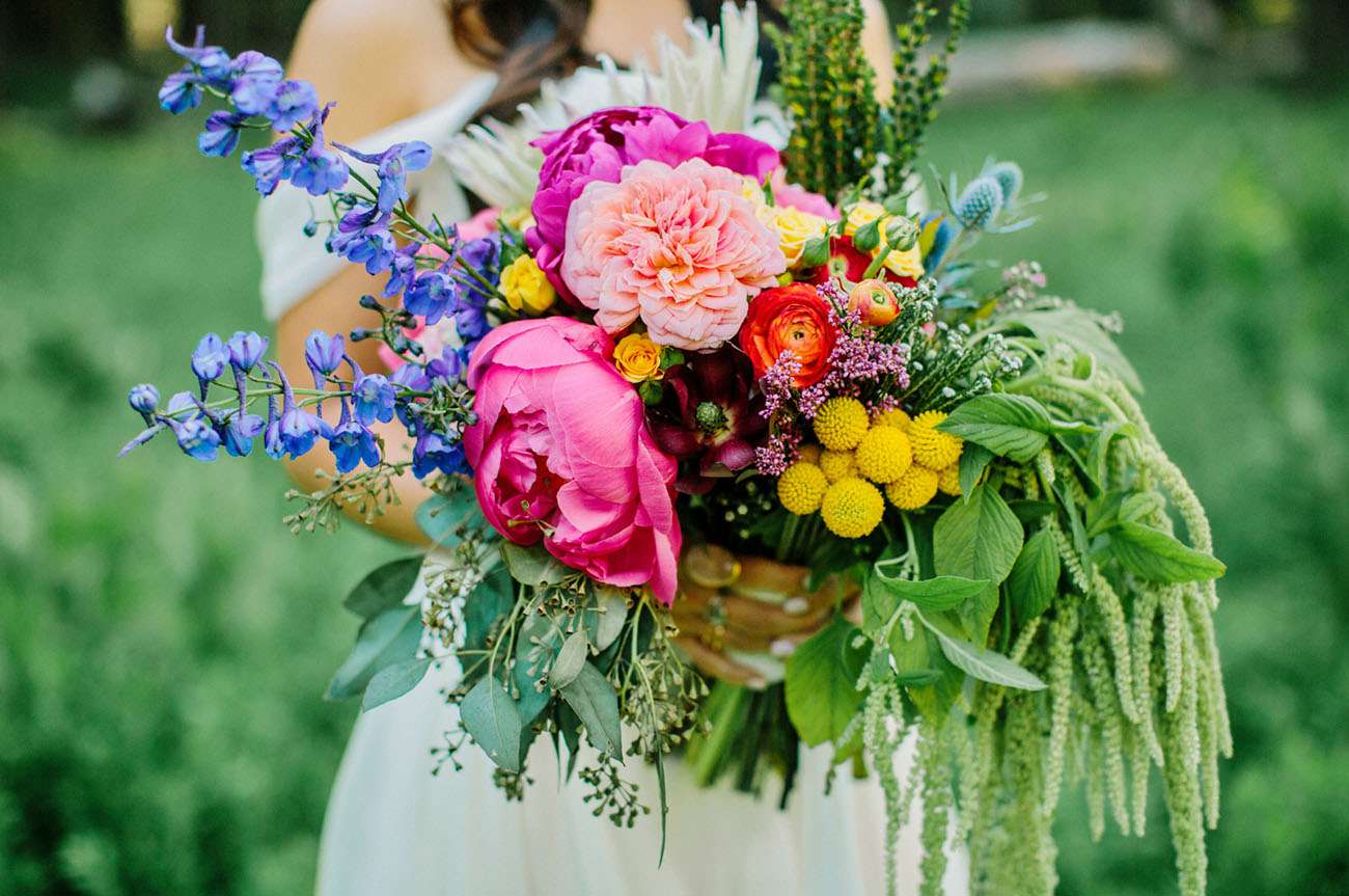 色彩鲜艳的牡丹花束