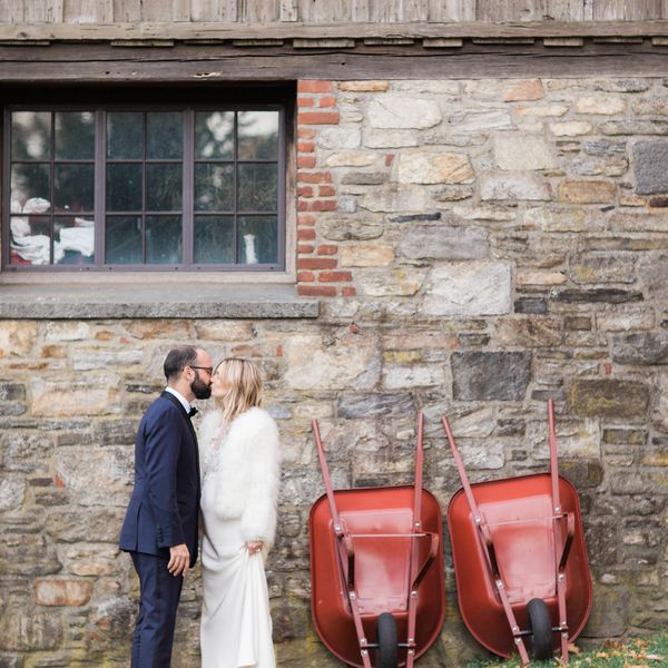 <P>新娘和新郎亲吻</ P>