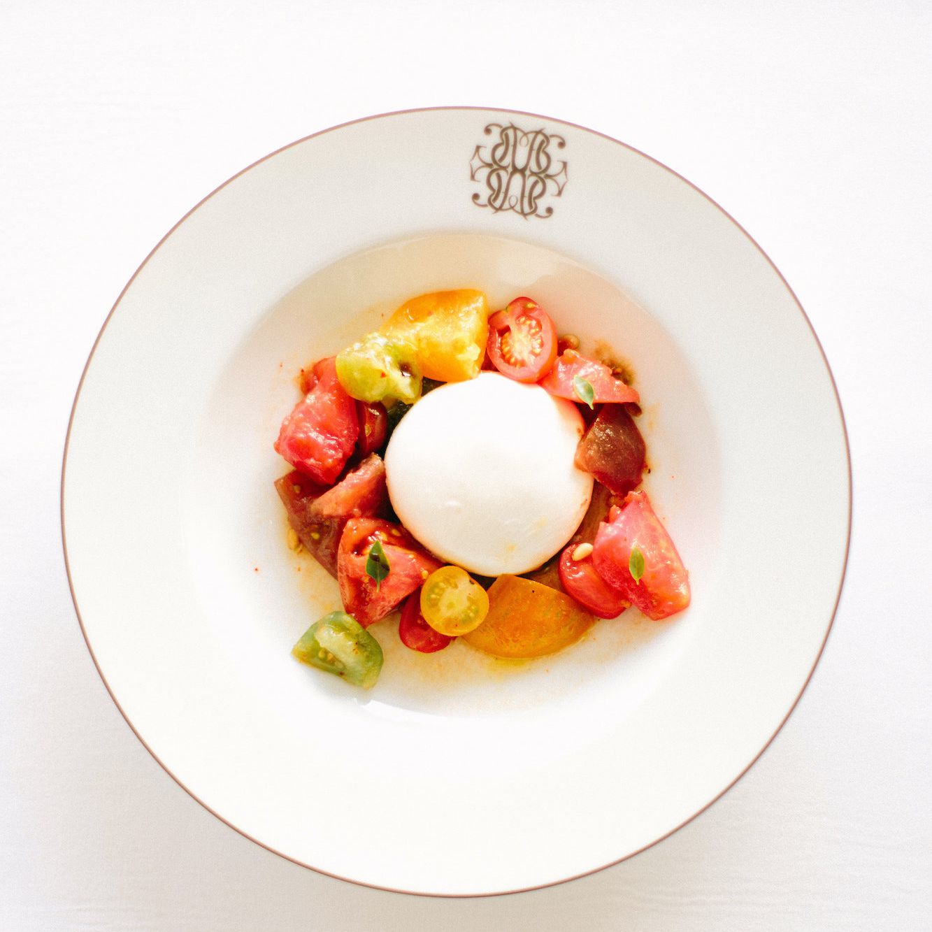 白色菜充满了burrata包围传家宝西红柿