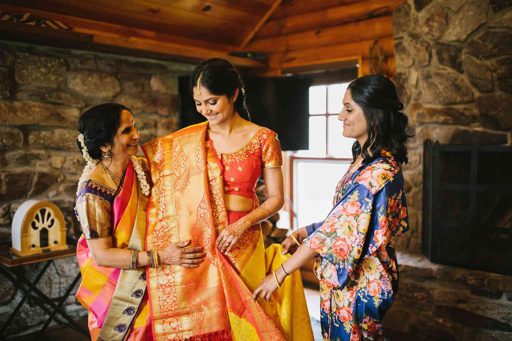 新娘为她的婚礼穿上衣服。