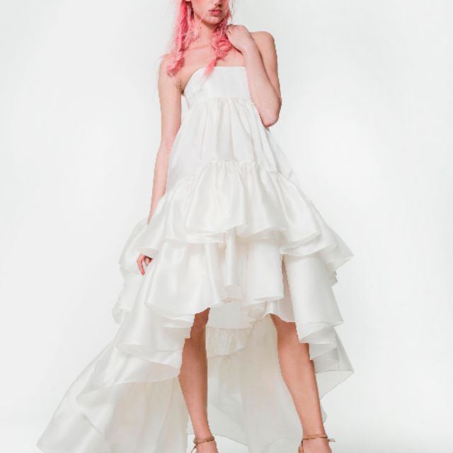 模特穿着无肩带的高低褶边丝绸婚纱