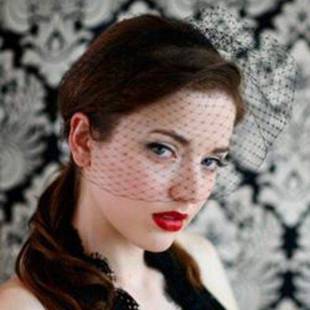 穿黑鸟笼面纱的深色新娘