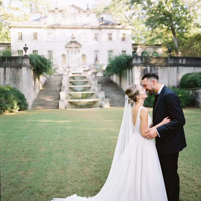 新娘和新郎在历史悠久的天鹅宫接吻