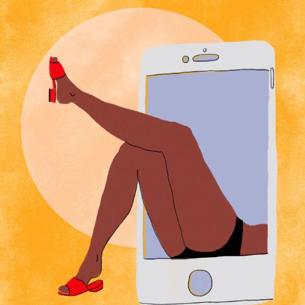 女人的腿从手机里出来的插图