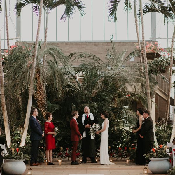 在珠宝盒中密苏里他们的婚礼仪式夫妇站在