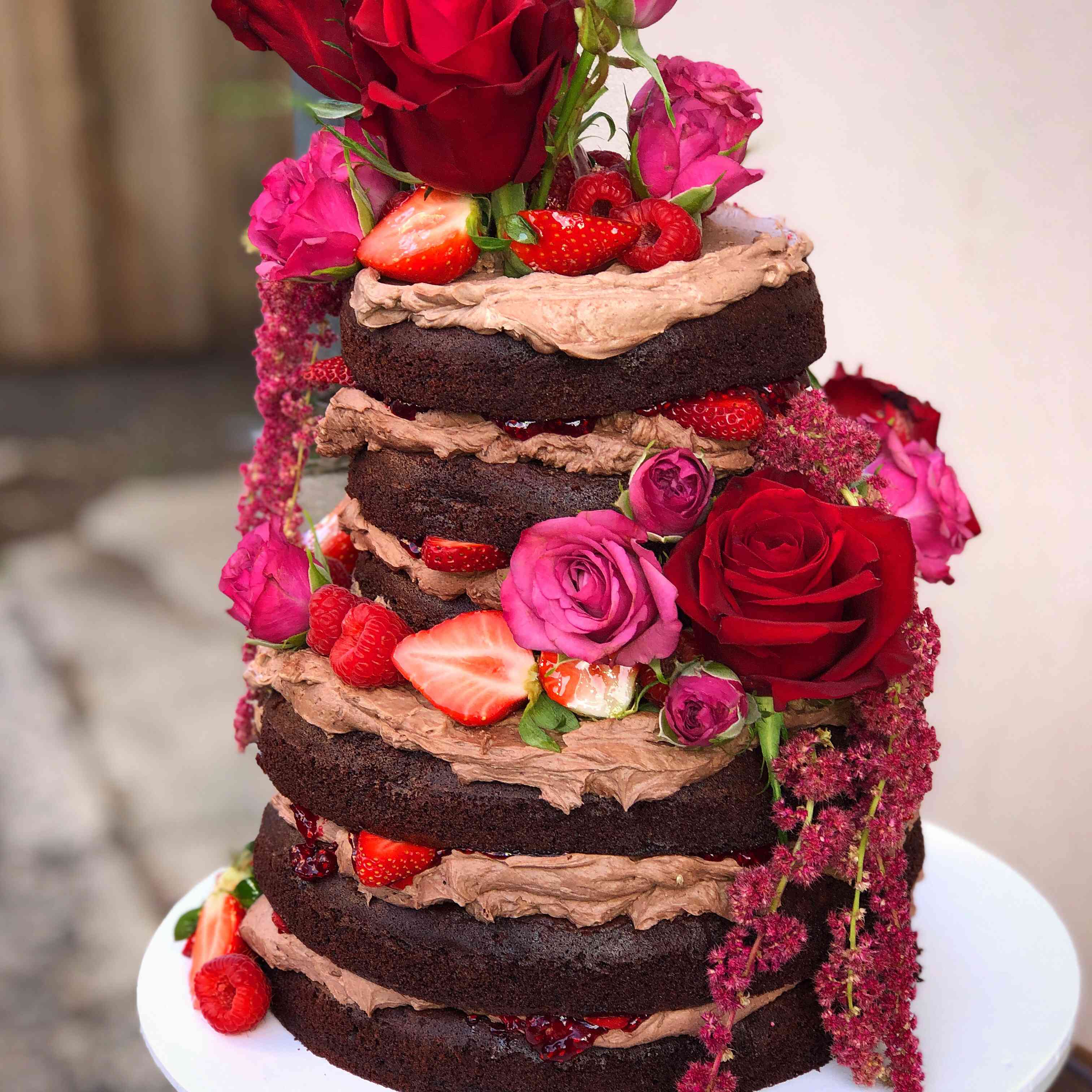 与桃红色玫瑰的巧克力蛋糕