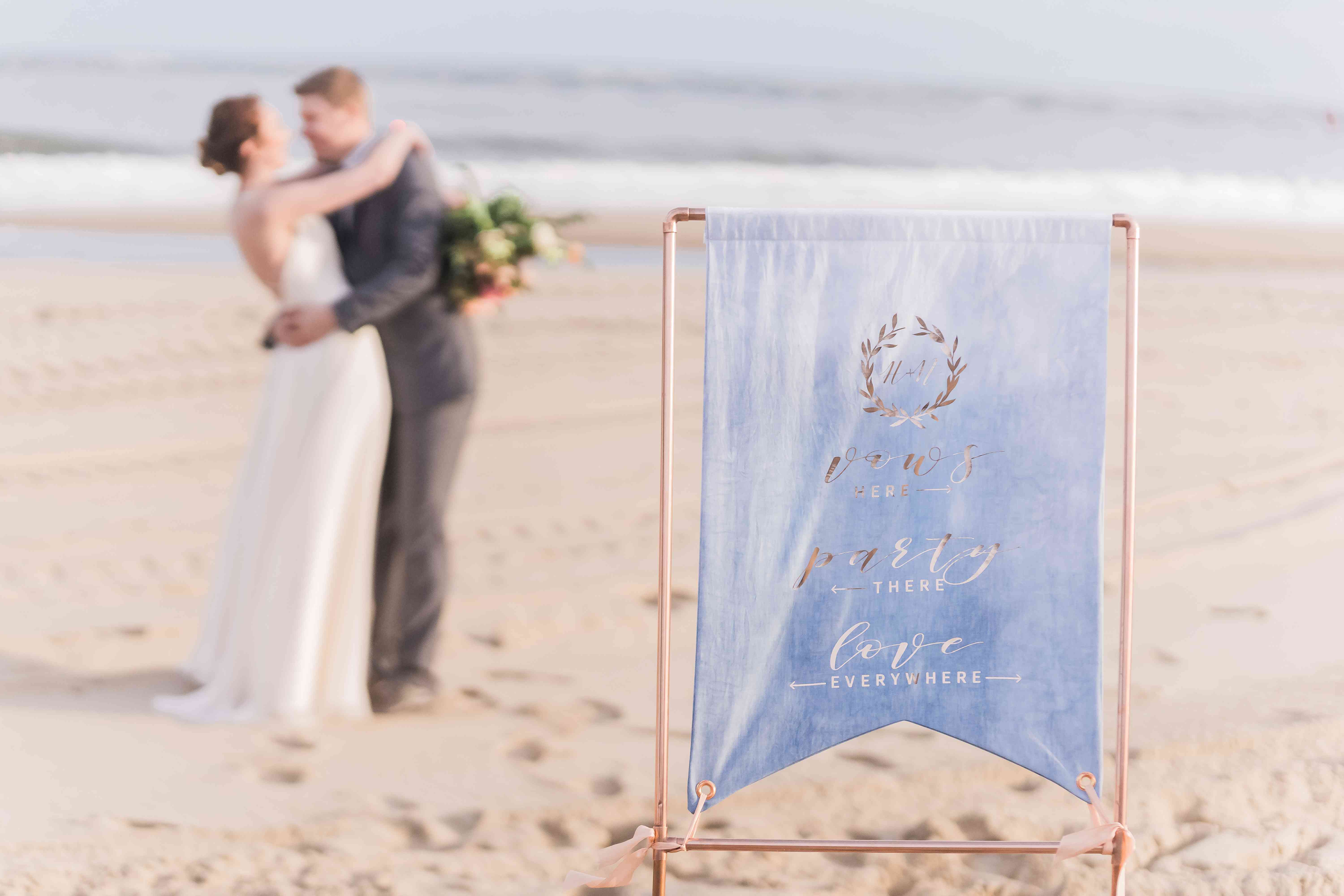 沙滩婚礼与婚礼标志和夫妇