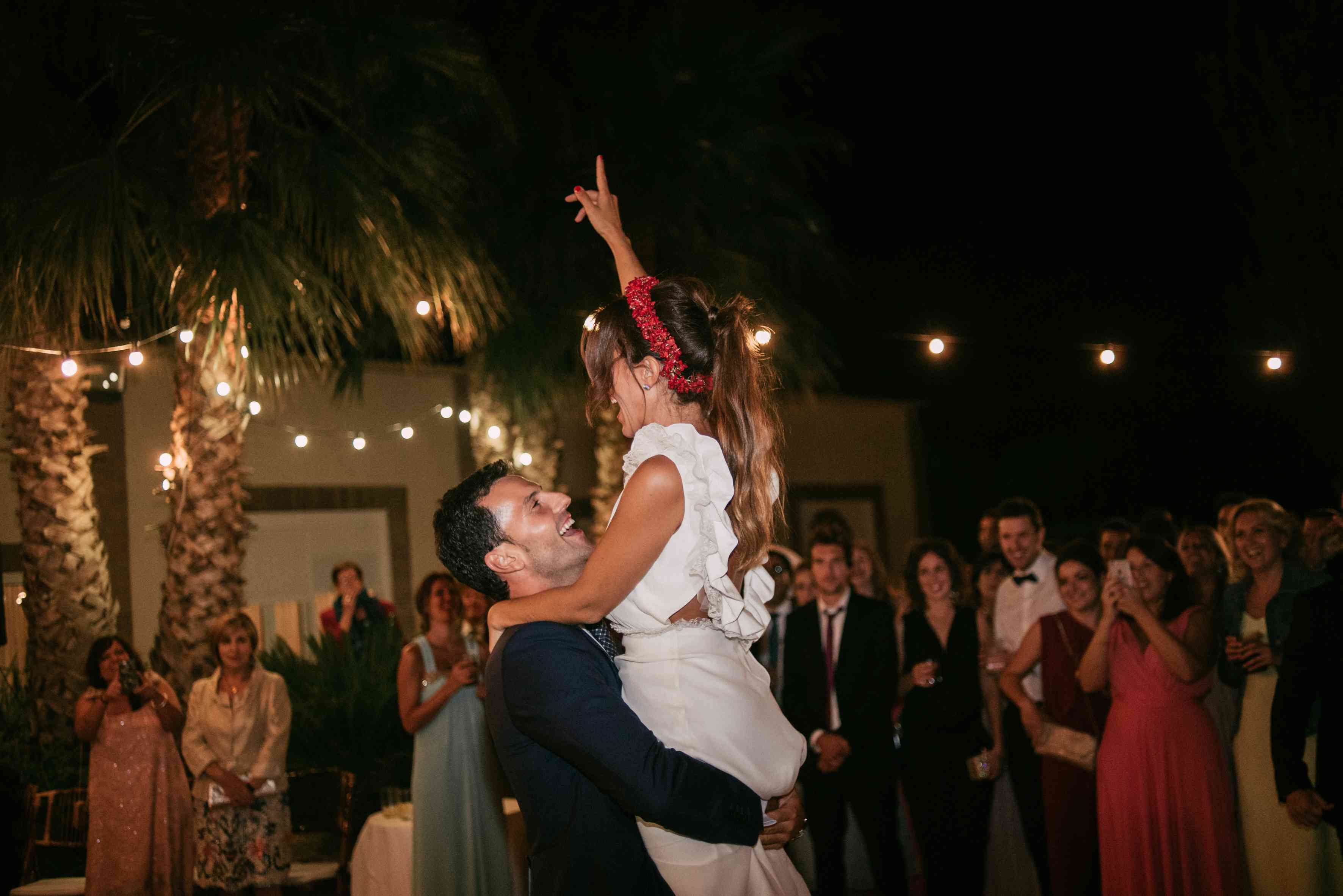 在招待会期间的新娘和新郎