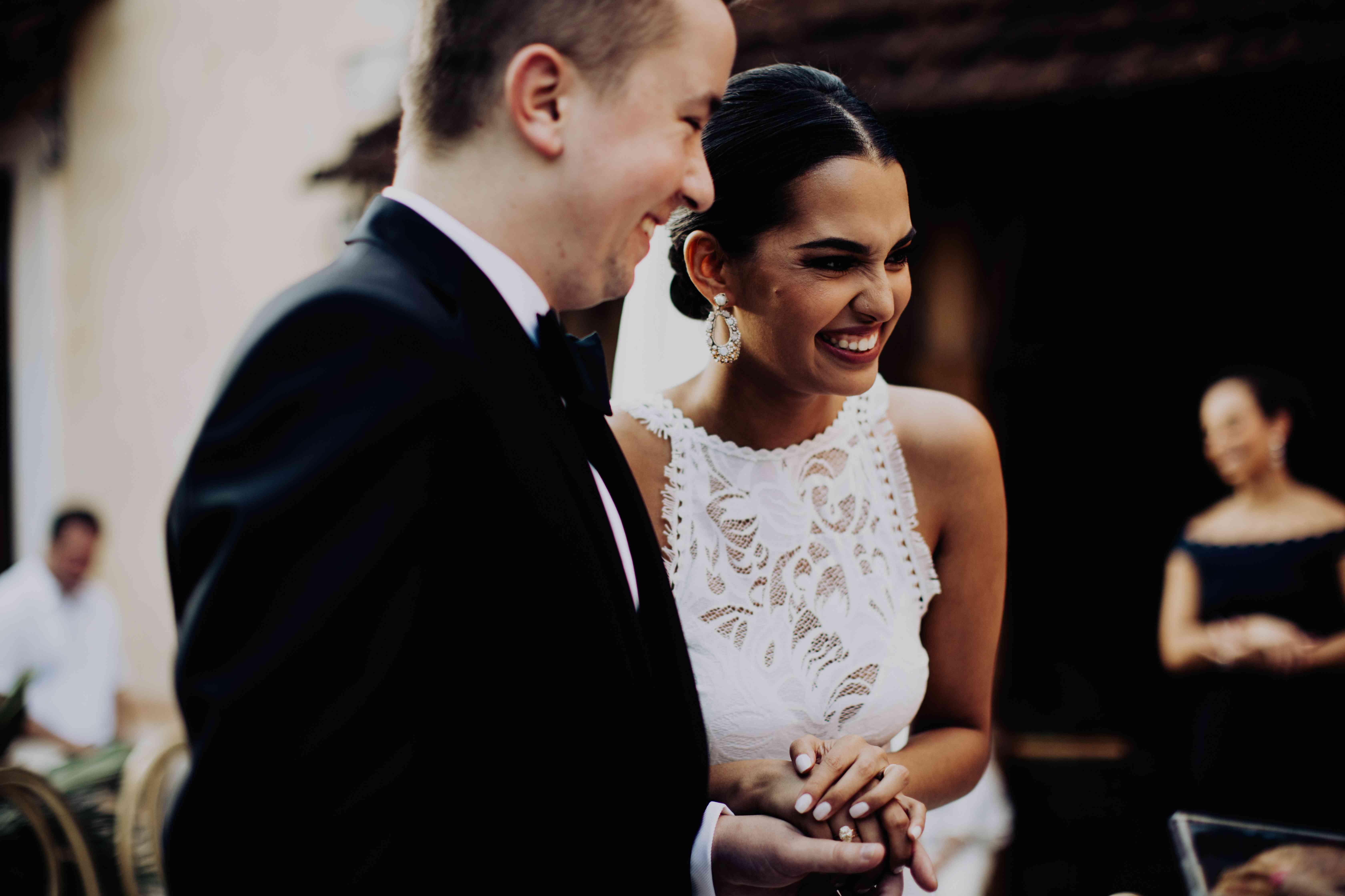 新郎和新娘一起大笑