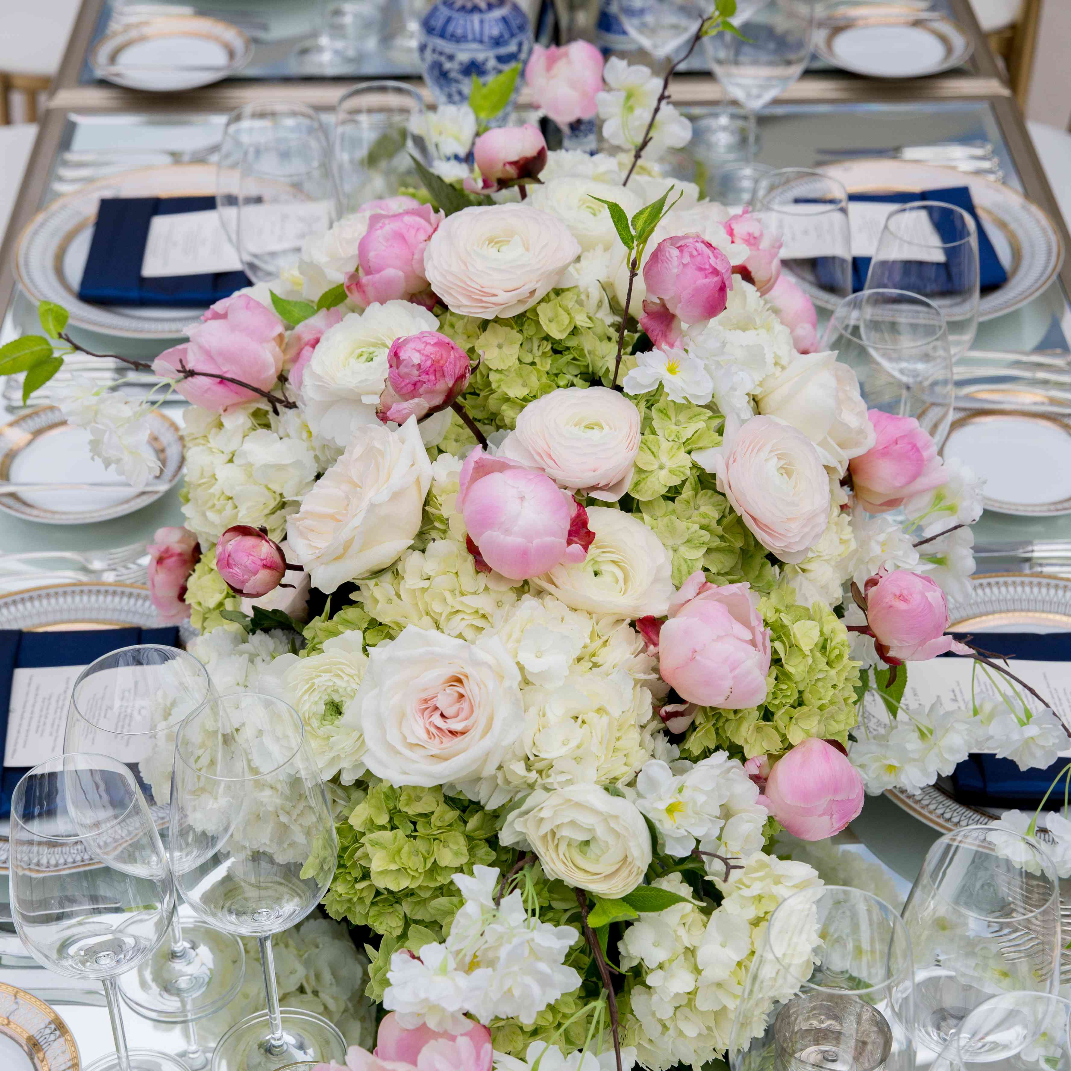 <p>绿色绣球花和腮红牡丹的核心</ p> <br> <br> <br>