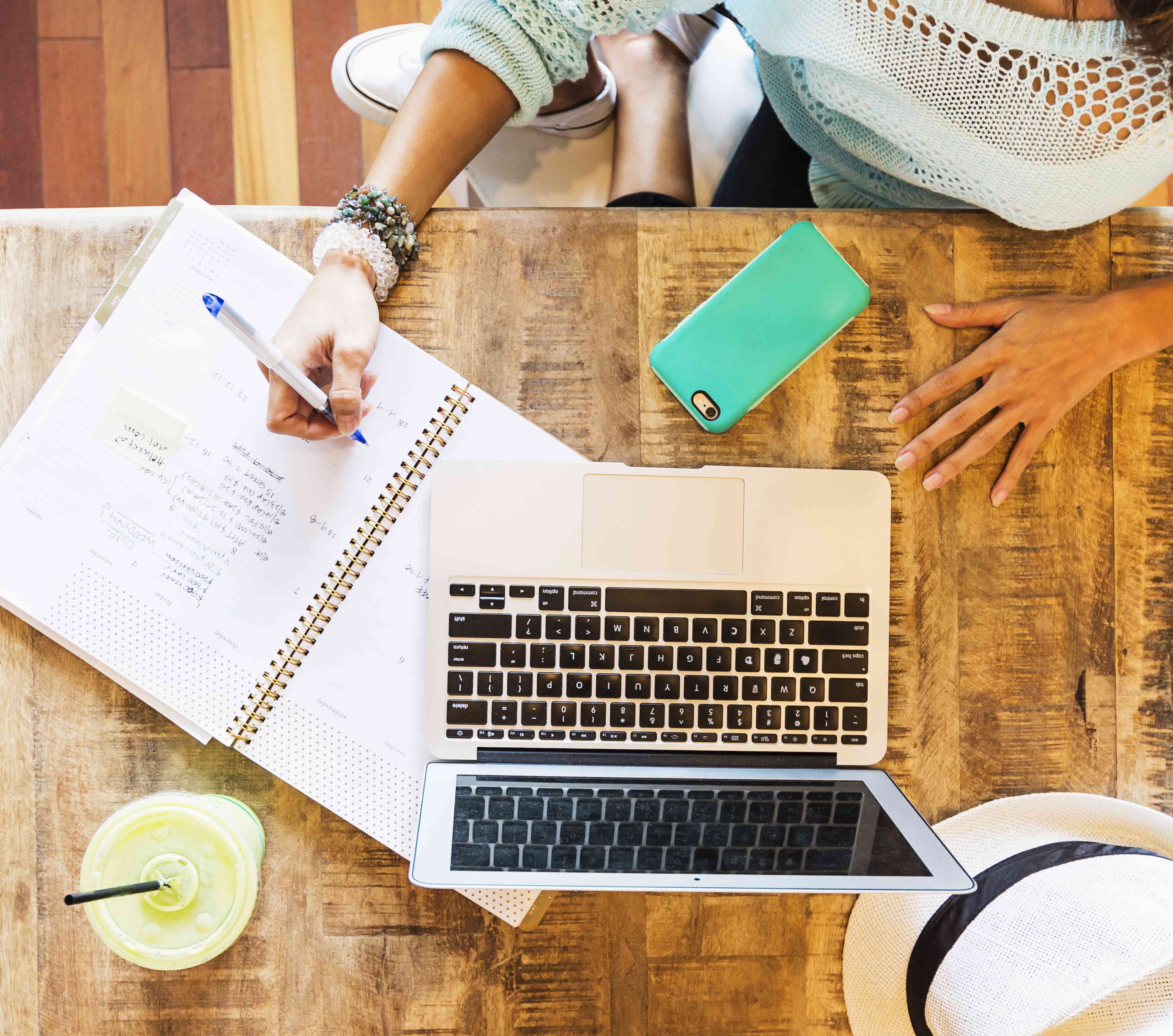 在桌边用笔记本电脑工作