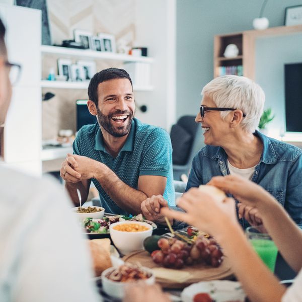夫妇和父母共进晚餐