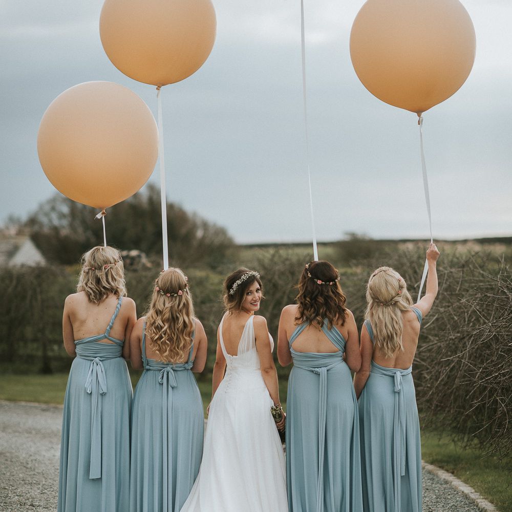 伴娘手里拿着气球