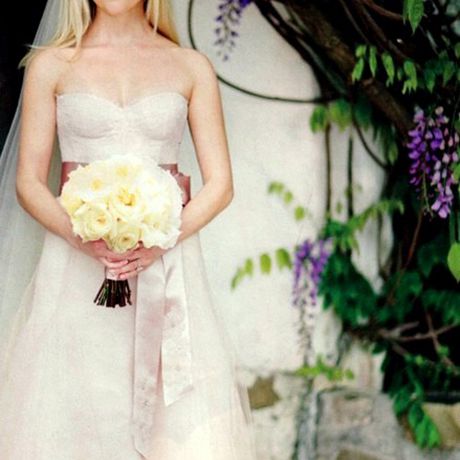 2011年3月，瑞茜·威瑟斯彭与吉姆·托斯结婚时，好莱坞南部居民贝尔身着Monique Lhuillier定制的腮红婚纱，看起来完全像甜美的田纳西女孩。同样值得注意的是，她的新娘礼服与鲁里耶为witherspoons女儿Ava设计的伴娘礼服很相配