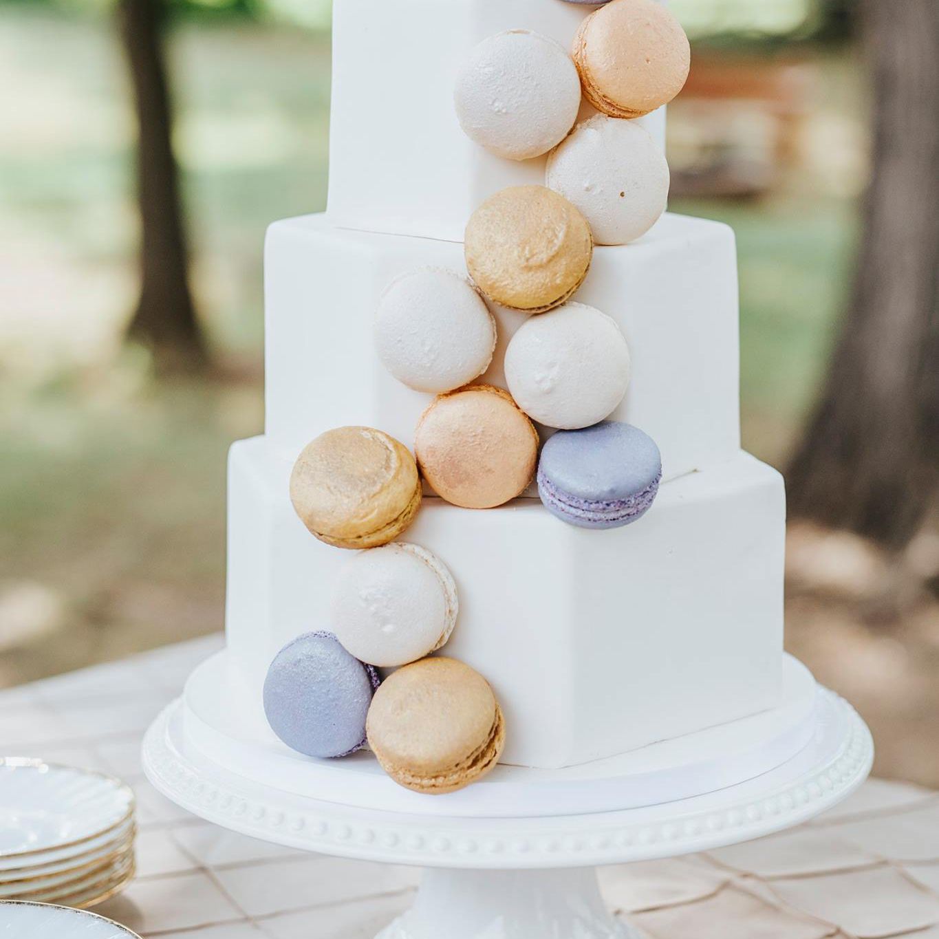 有马卡龙的分层蛋糕