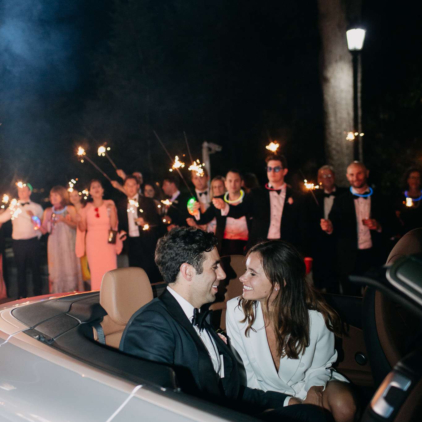 新娘和新郎在敞篷车