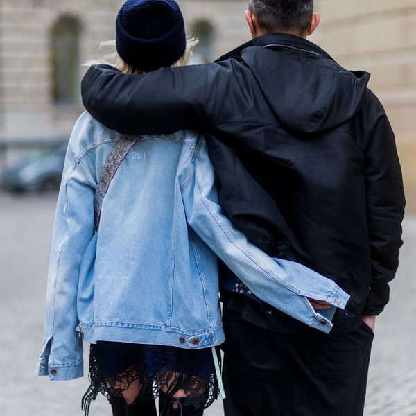 后面的一对夫妇走开了