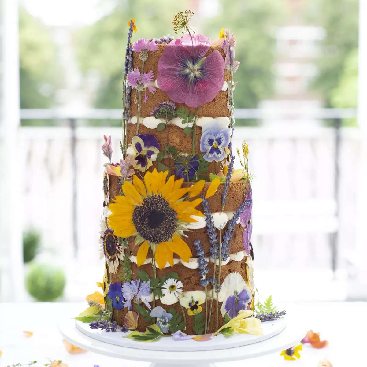 按下花卉婚礼蛋糕