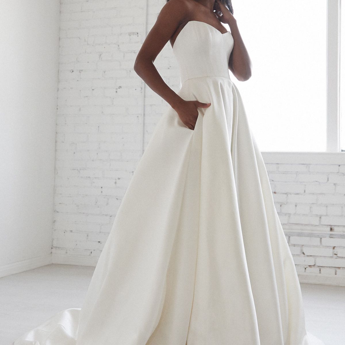 模特在无肩带缎面舞会礼服与裙子口袋