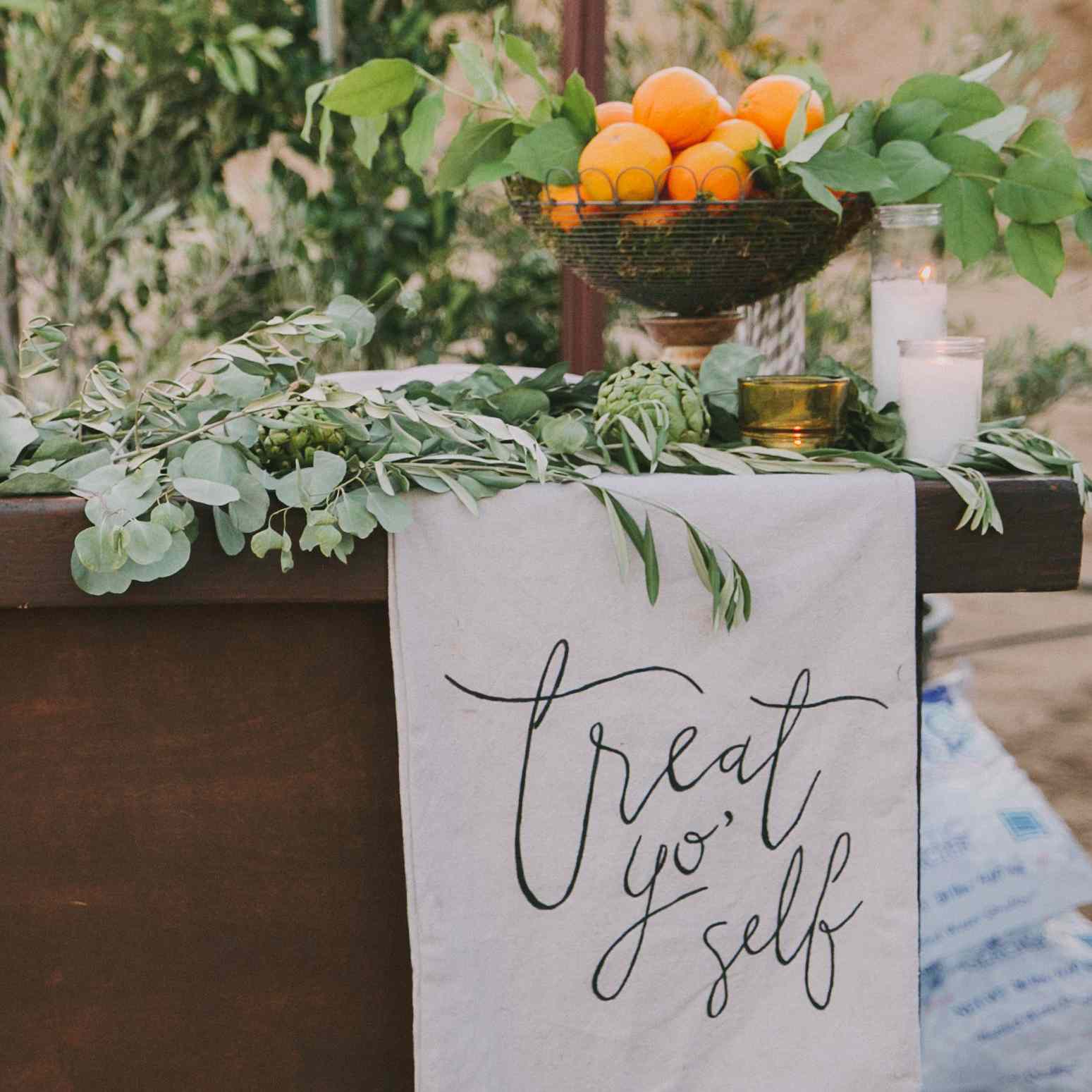 新鲜的橘子农厂与标志“享受哟'自我”