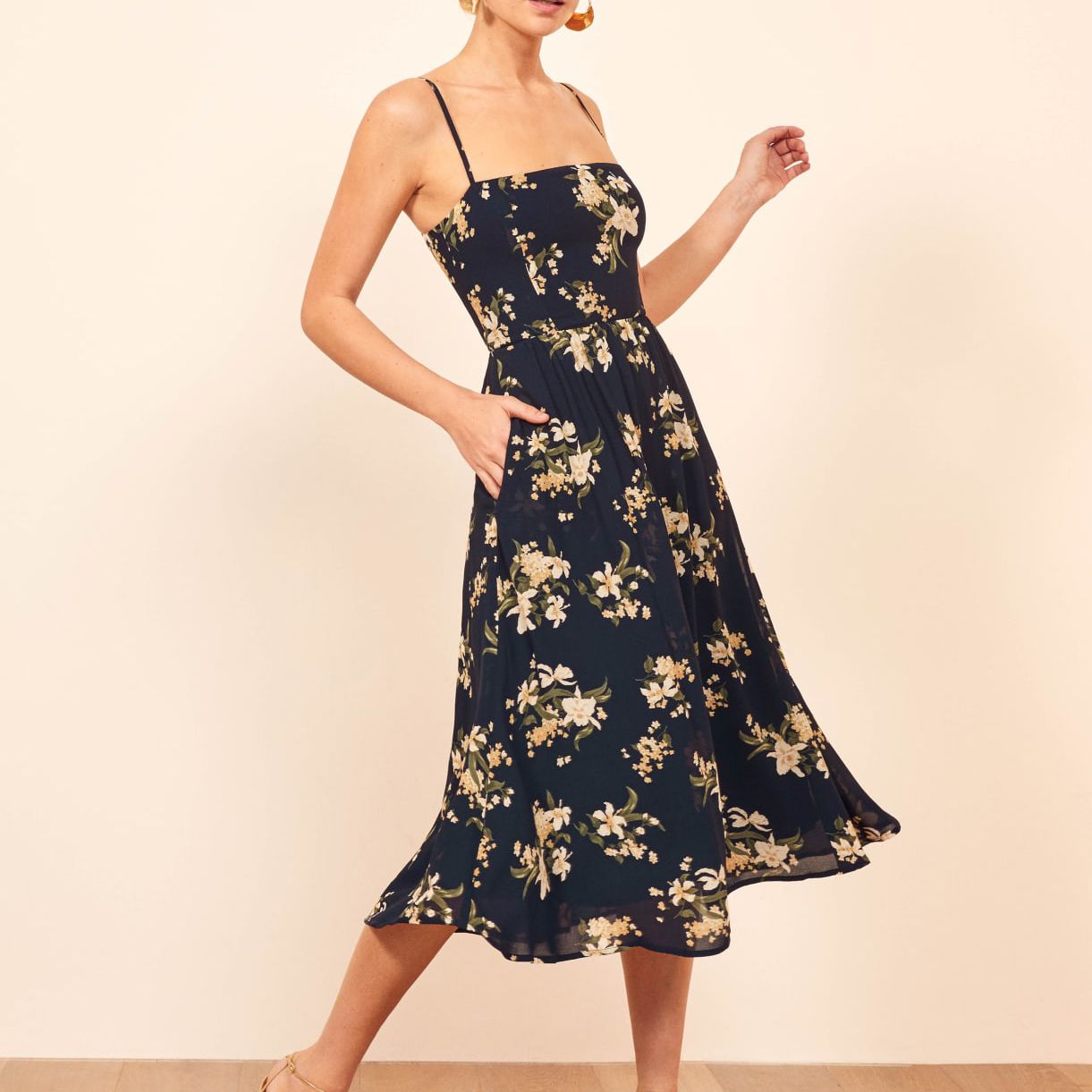 模特在无肩带花卉midi连衣裙