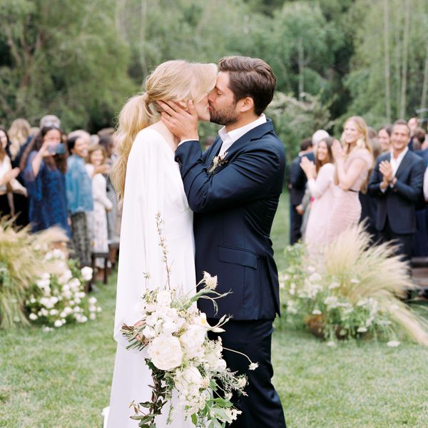 新娘和新郎亲吻仪式