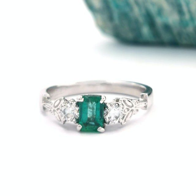 镶有蓝宝石和钻石的白金188bet官网88bet官网订婚戒指