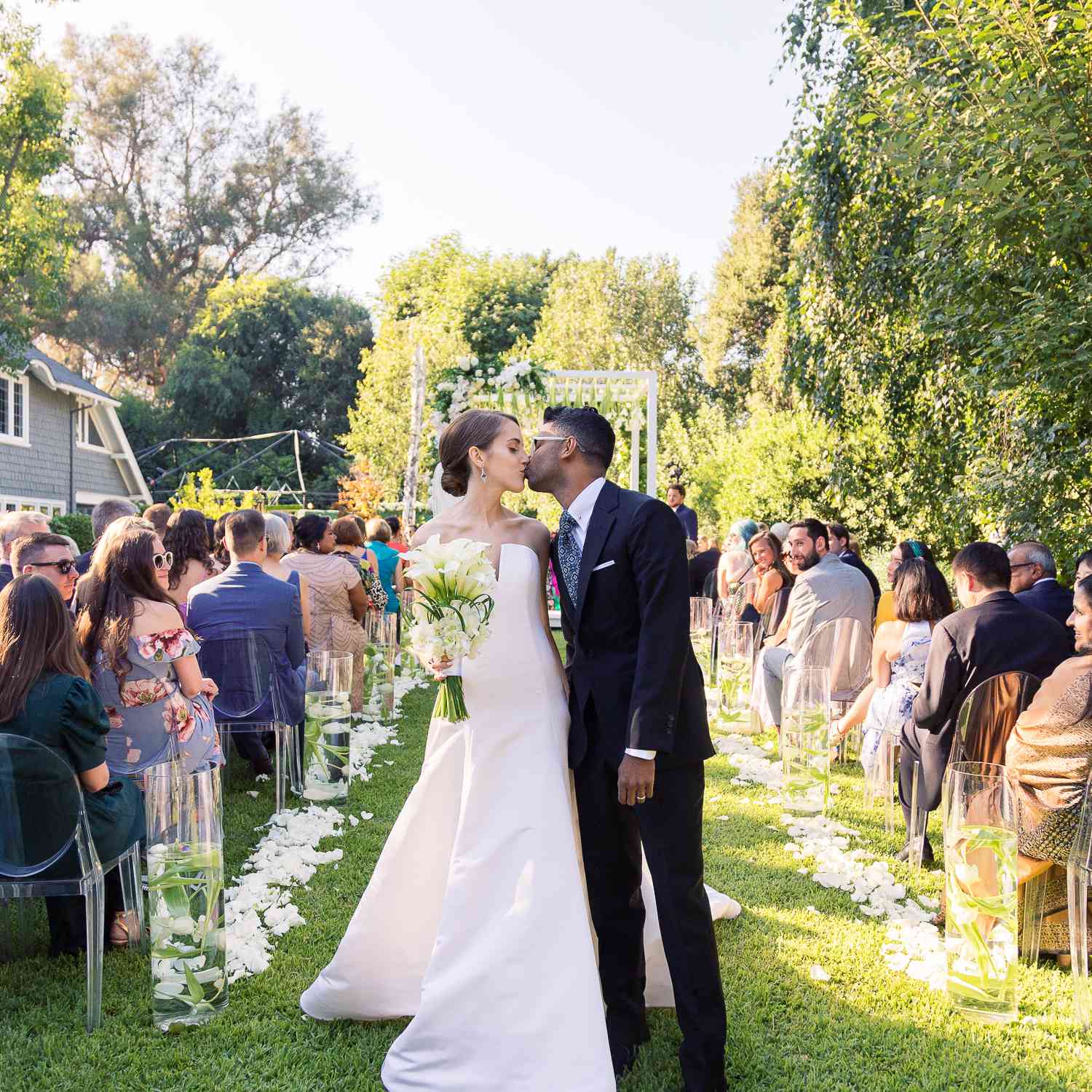 新娘和新郎亲吻