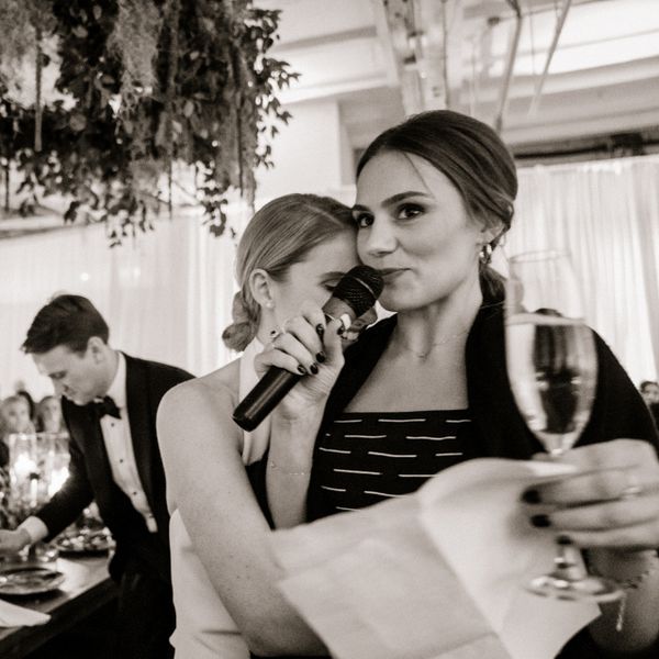 一个女人在婚礼上演讲