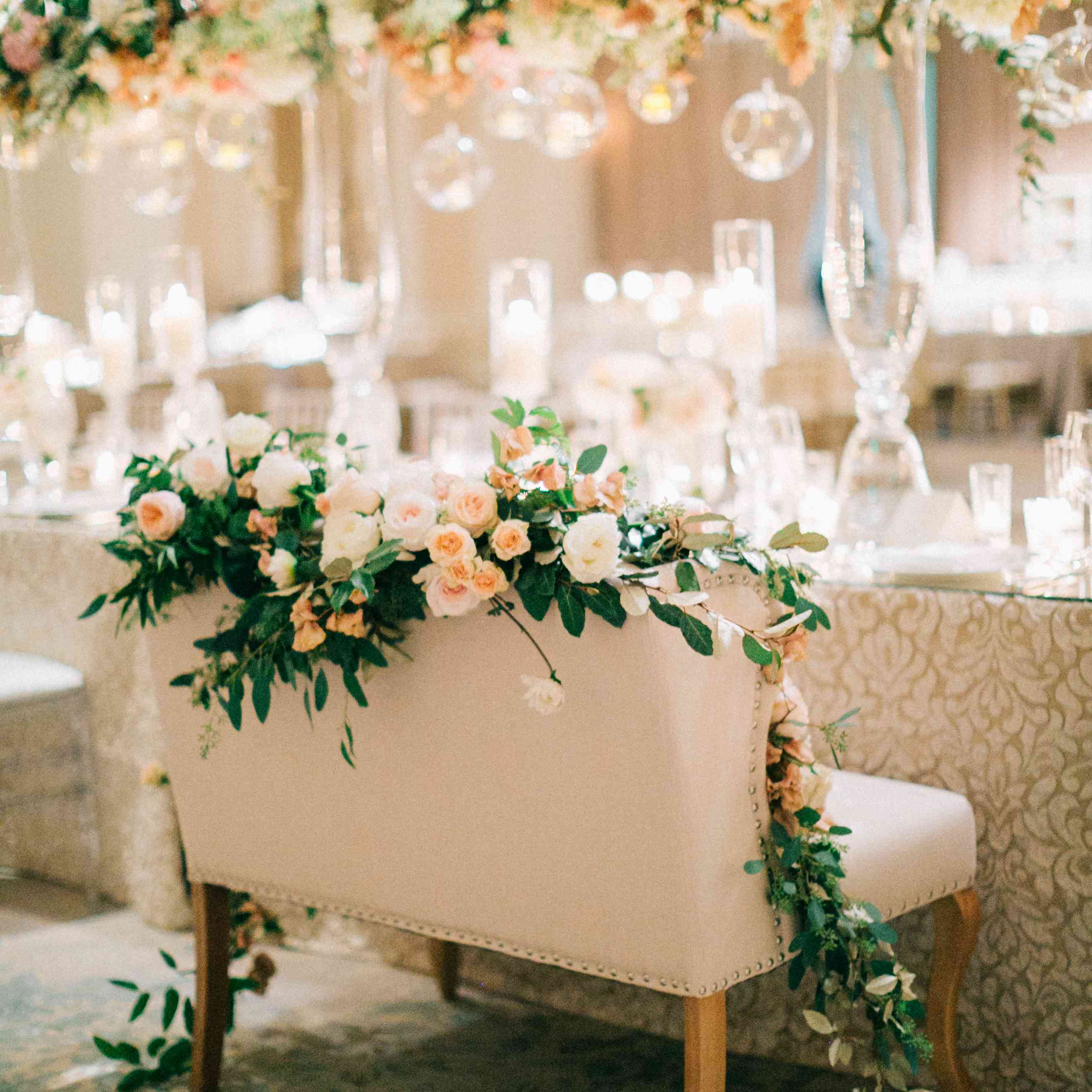 招待会上，鲜花覆盖着椅子