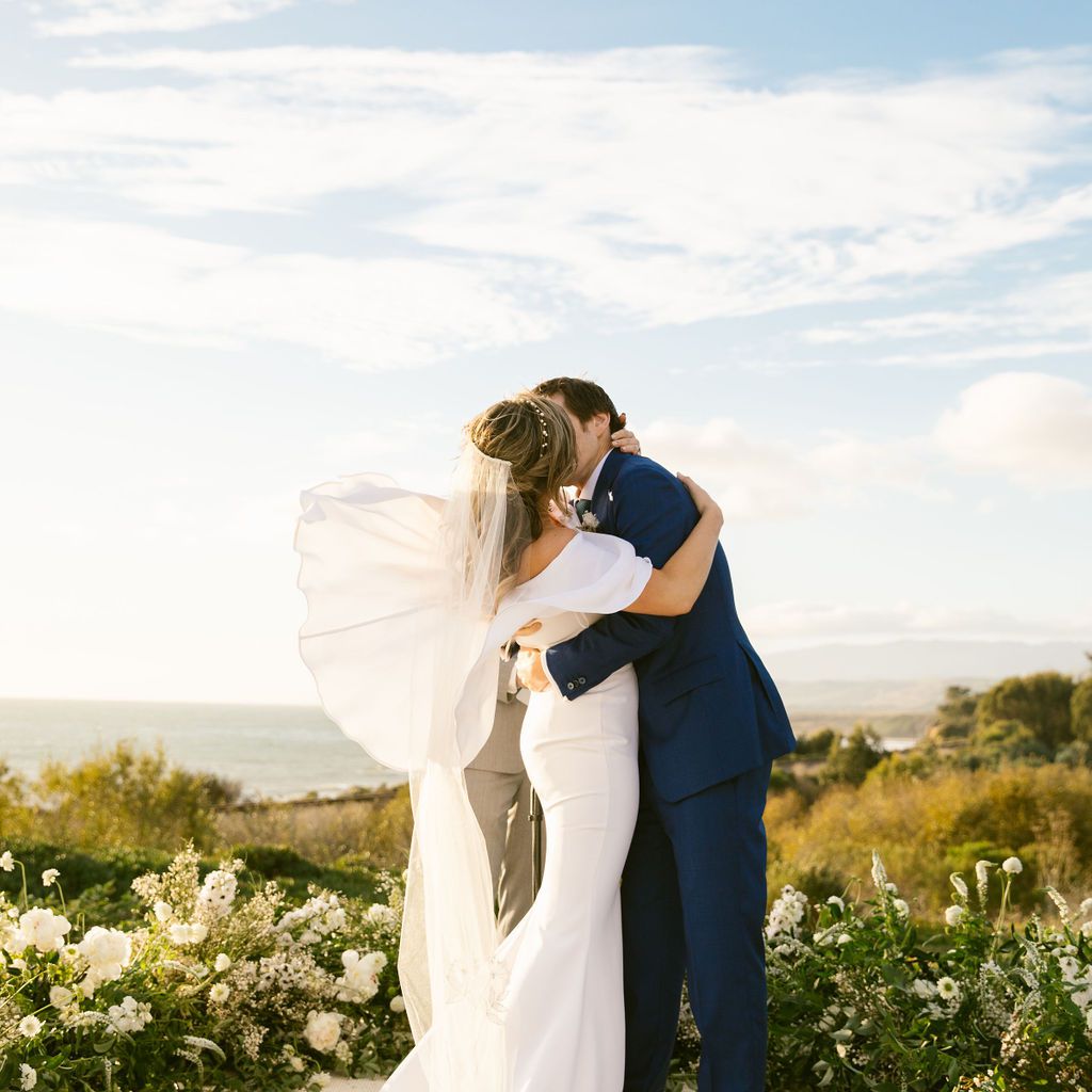 在仪式期间的新娘和新郎亲吻