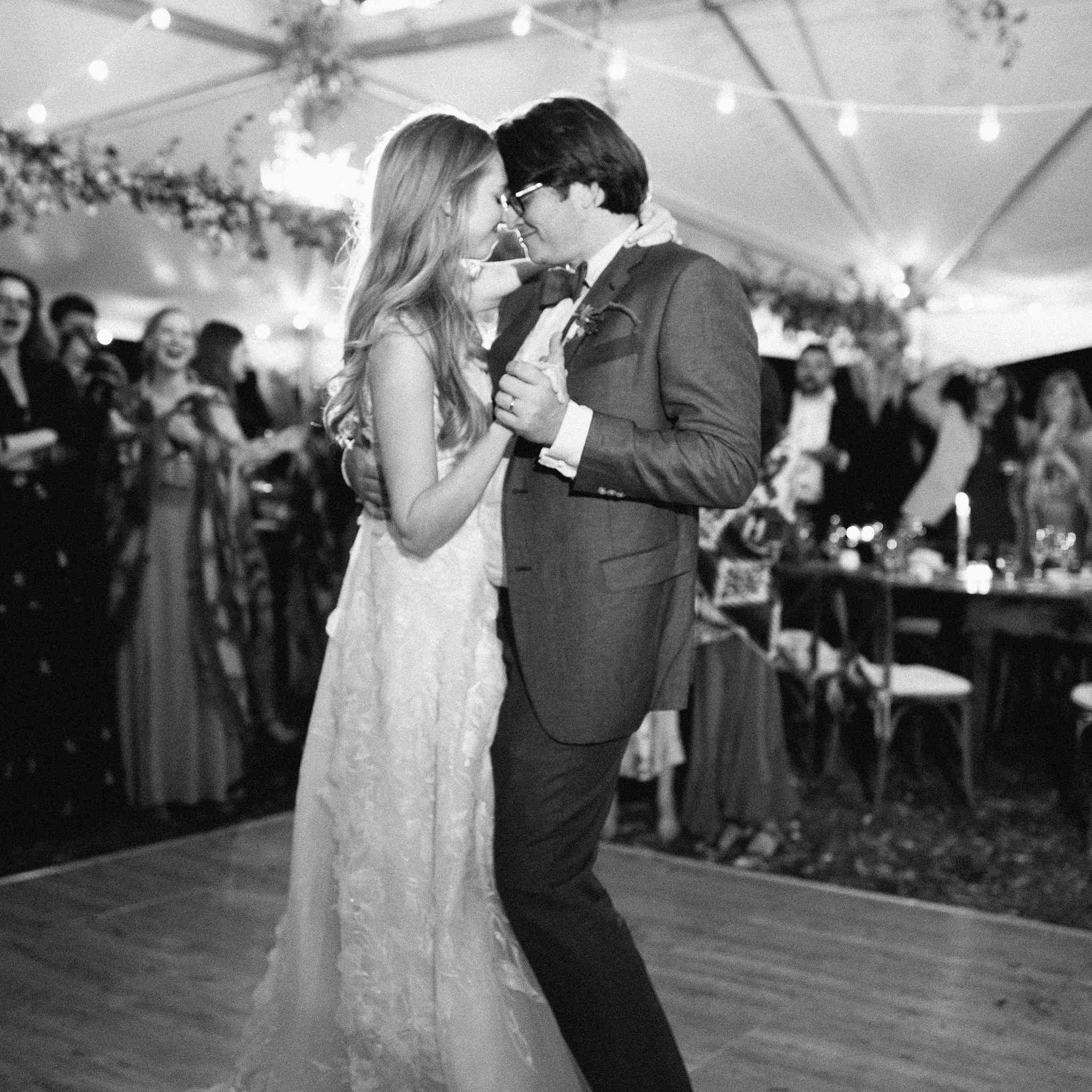 黄石婚礼上，新娘和新郎跳舞