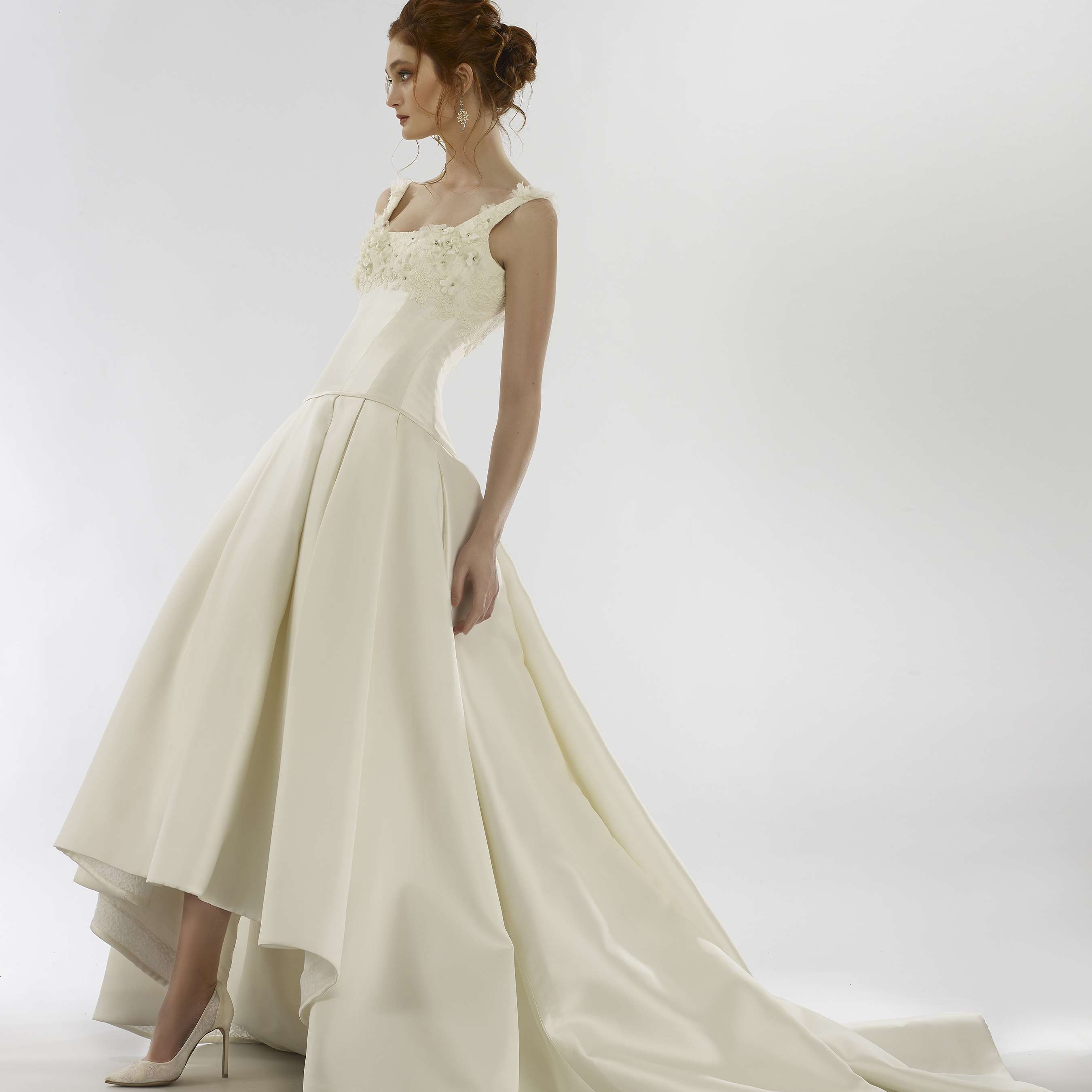 高低无袖的球体的模型，带有花卉贴花